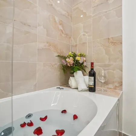 Lavie Maison Hot Tub And Ac